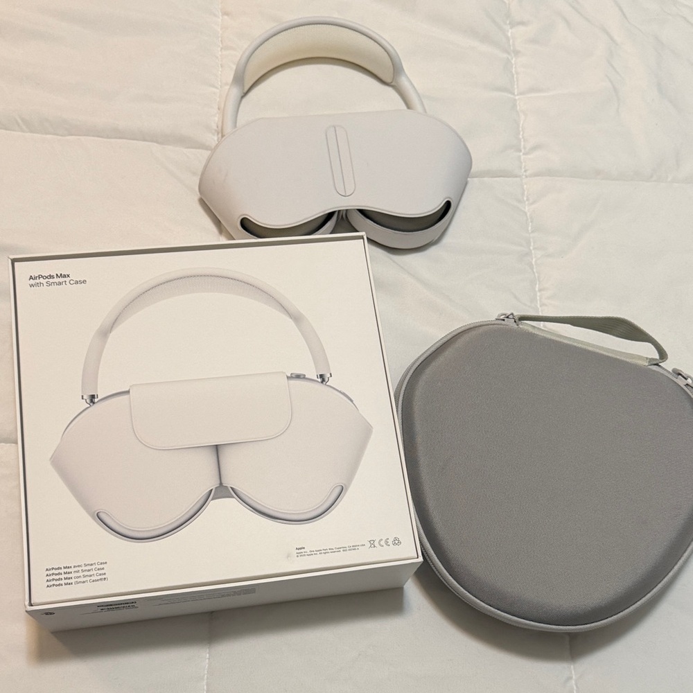 Apple AirPods Max in White with Case